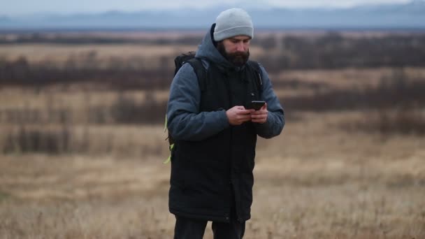 Mannen Med Skägg Klädd Vinterkläder Och Pratar Telefon Vandrare Går — Stockvideo