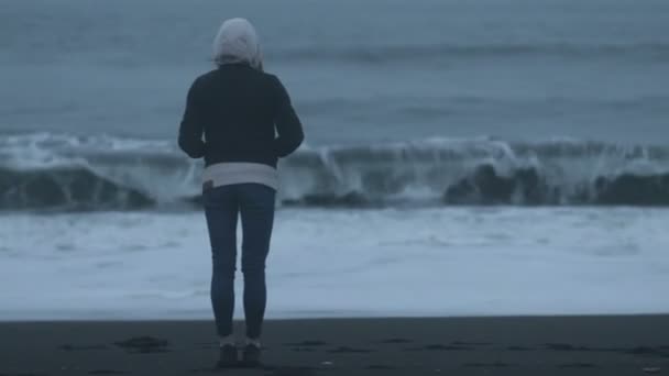 Vrouw Bij Zonsondergang Kijkend Naar Oceaan Winter Denkend Aan Liefde — Stockvideo