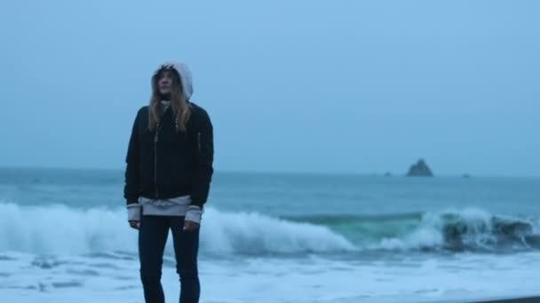 Vrouw Bij Zonsondergang Kijkend Naar Oceaan Winter Denkend Aan Liefde — Stockvideo