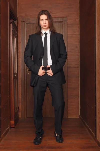 Retrato do menino da escola. Vestir-se formalmente em terno preto, gravata — Fotografia de Stock