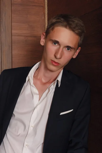 Retrato del chico de la escuela. Vestirse formalmente en traje negro, corbata — Foto de Stock