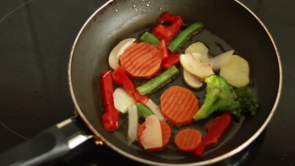 在厨房的煎锅里煮蔬菜 近距离投篮 慢动作 在煎锅上烤新鲜蔬菜 素食生活 健康食品 烹调过程 锅里的蔬菜 — 图库视频影像