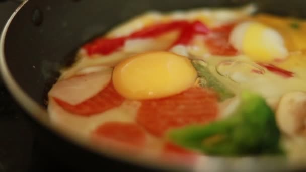 Huevos Fritos Con Verduras Preparado Una Sartén Vista Superior Una — Vídeo de stock