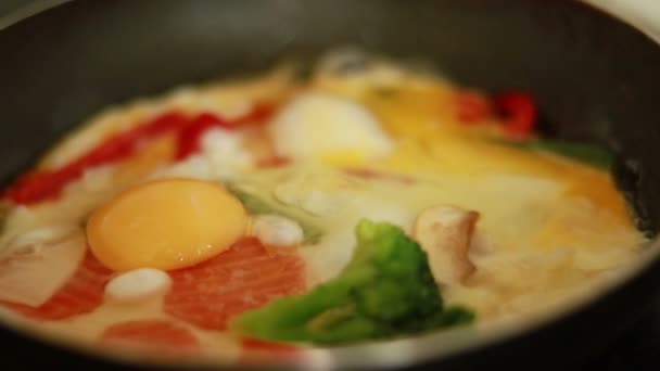 프라이 베이글 곁들인 요리가 준비되었다 뜨거운 프라이팬의 달걀은 야채와 오믈렛을 — 비디오