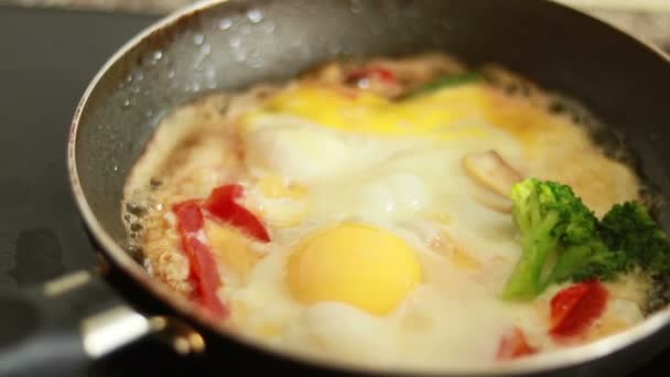 野菜と揚げ卵フライパンに準備 フライパンの上からの眺め 卵が揚げられている 野菜とオムレツを作る工程 — ストック動画