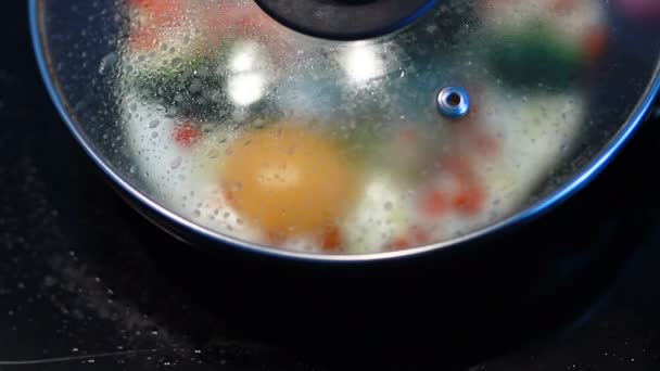 Huevos Fritos Con Verduras Preparado Una Sartén Vista Superior Una — Vídeos de Stock