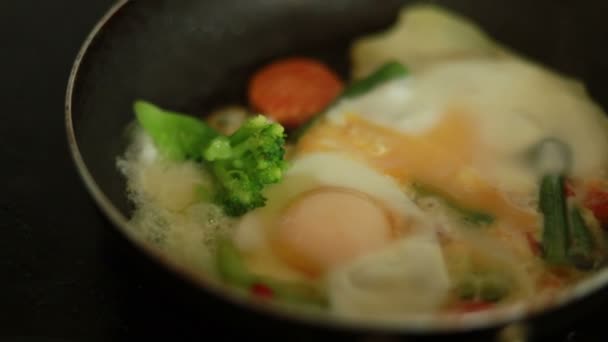 Жареные Яйца Овощами Приготовленные Сковородке Вид Сверху Горячую Сковороду Яйца — стоковое видео