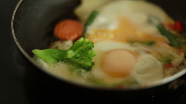野菜と揚げ卵フライパンに準備 フライパンの上からの眺め 卵が揚げられている 野菜とオムレツを作る工程 — ストック動画