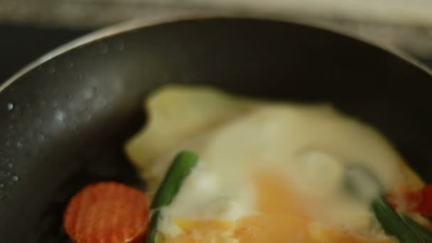 Huevos Fritos Con Verduras Preparado Una Sartén Vista Superior Una — Vídeo de stock