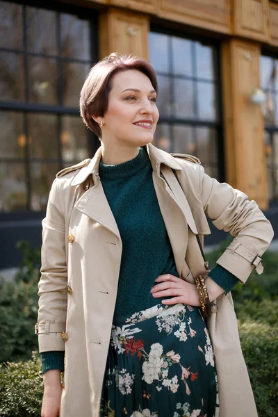 Portrait Shooting Attractive Stylish Short Cut Woman Girl Walks City — Stock Photo, Image