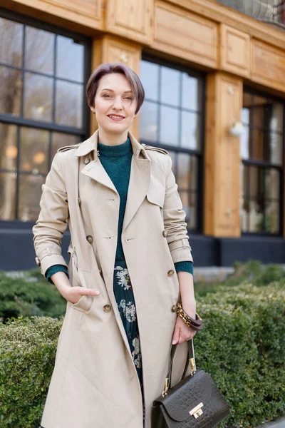 Portrait Shooting Attractive Stylish Short Cut Woman Girl Walks City — Stock Photo, Image