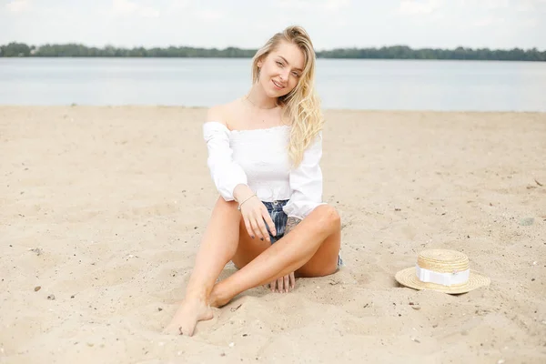 Sexy Meid Het Strand Jong Meisje Met Fantastische Figuur Zit — Stockfoto