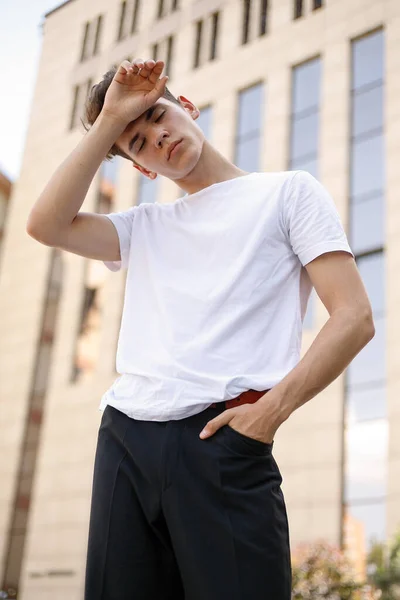 Élégant Jeune Homme Dans Une Chemise Noire Mode Dans Shirt — Photo