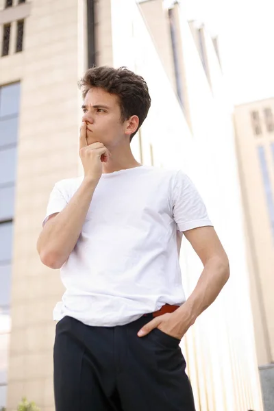 Élégant Jeune Homme Dans Une Chemise Noire Mode Dans Shirt — Photo