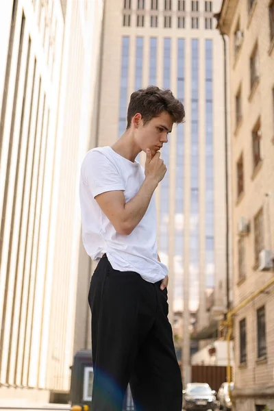 Eleganter Junger Mann Modischem Schwarzen Hemd Weißem Stylischem Shirt Schwarzer — Stockfoto