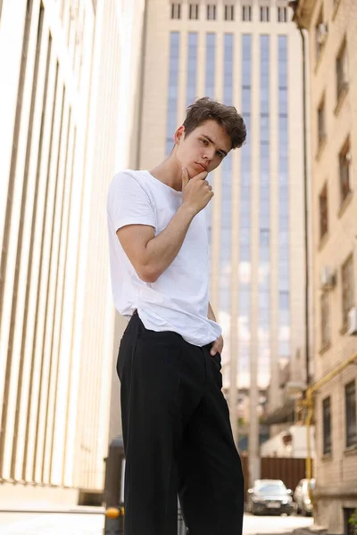 Eleganter Junger Mann Modischem Schwarzen Hemd Weißem Stylischem Shirt Schwarzer — Stockfoto