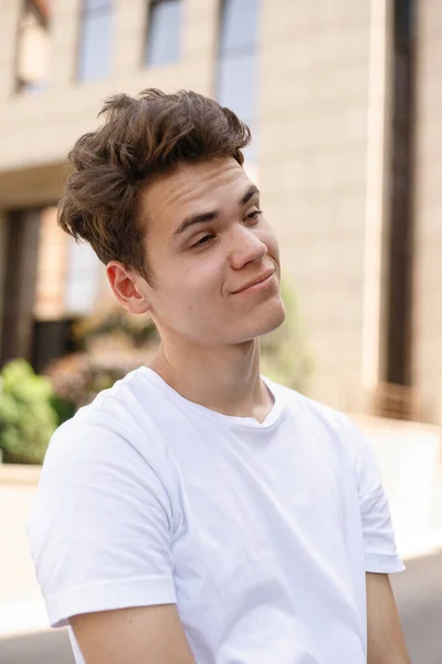 Sorriso Jovem Elegante Uma Camisa Preta Moda Uma Camiseta Elegante — Fotografia de Stock