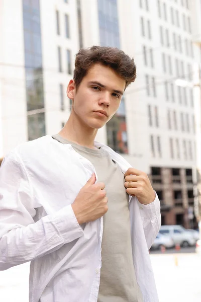 Chlapský Model Stylovým Účesem Pózující Venku Bílé Košili Šedých Kalhotách — Stock fotografie