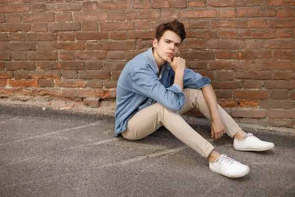 Junger Hipster Sitzt Seinem Blauen Jeans Knopfleiste Hemd Und Zeigt — Stockfoto