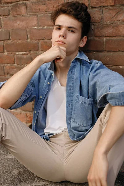 Jovem Hipster Senta Sua Camisa Azul Botão Ganga Para Cima — Fotografia de Stock