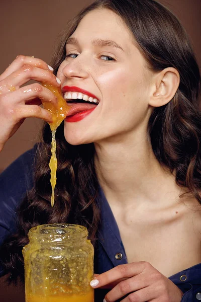 Chica Con Tarro Miel Concepto Comida Saludable Dieta Postre Hermosa — Foto de Stock