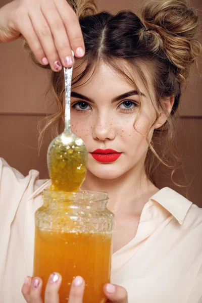 Mädchen Mit Einem Glas Honig Gesundes Ernährungskonzept Ernährung Dessert Schönes — Stockfoto