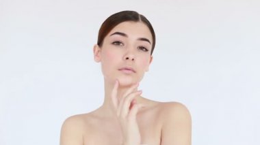 Güzel yüzlü ve mükemmel tenli bir kadının yavaşça hareket etmesi parmaklarıyla nazikçe şımartan kirlilikten arınması. Deri tedavisi konsepti videosu, tene dokunmak, deri konsepti videosu. 4K, Ağır çekim