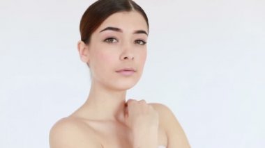 Güzel yüzlü ve mükemmel tenli bir kadının yavaşça hareket etmesi parmaklarıyla nazikçe şımartan kirlilikten arınması. Deri tedavisi konsepti videosu, tene dokunmak, deri konsepti videosu. 4K, Ağır çekim