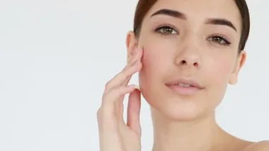 Güzel yüzlü ve mükemmel tenli bir kadının yavaşça hareket etmesi parmaklarıyla nazikçe şımartan kirlilikten arınması. Deri tedavisi konsepti videosu, tene dokunmak, deri konsepti videosu. 4K, Ağır çekim