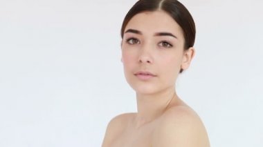 Güzel yüzlü ve mükemmel tenli bir kadının yavaşça hareket etmesi parmaklarıyla nazikçe şımartan kirlilikten arınması. Deri tedavisi konsepti videosu, tene dokunmak, deri konsepti videosu. 4K, Ağır çekim