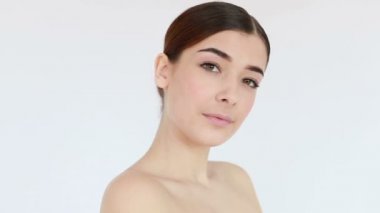 Güzel yüzlü ve mükemmel tenli bir kadının yavaşça hareket etmesi parmaklarıyla nazikçe şımartan kirlilikten arınması. Deri tedavisi konsepti videosu, tene dokunmak, deri konsepti videosu. 4K, Ağır çekim