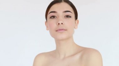 Güzel yüzlü ve mükemmel tenli bir kadının yavaşça hareket etmesi parmaklarıyla nazikçe şımartan kirlilikten arınması. Deri tedavisi konsepti videosu, tene dokunmak, deri konsepti videosu. 4K, Ağır çekim