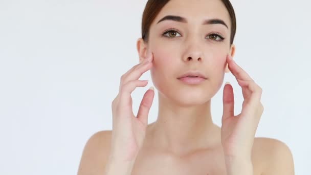 美しい顔と完璧な肌を持つ女性のスローモーションは 単に指で優しく甘やかす不純物からきれいになりました 皮膚治療の概念ビデオ 肌に触れる 皮膚の概念ビデオ 4Kスローモーション — ストック動画