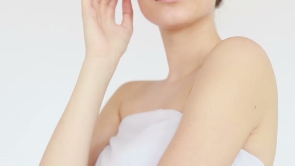 Movimiento Lento Mujer Con Cara Hermosa Piel Perfecta Acaba Limpiar — Vídeos de Stock
