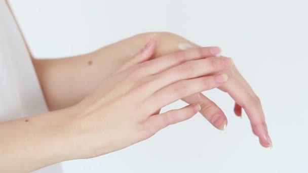 人和健康的概念 清洁整洁的年轻女子的手使用护手霜 白色背景的皮肤护理 性感女人滋润肌肤 慢动作 — 图库视频影像