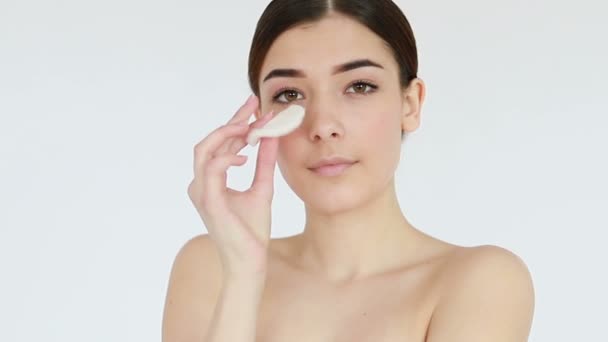 Close Tiro Bela Jovem Mulher Limpando Seu Rosto Com Almofada — Vídeo de Stock
