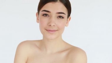 Güzel yüzlü ve mükemmel tenli bir kadının yavaşça hareket etmesi parmaklarıyla nazikçe şımartan kirlilikten arınması. Deri tedavisi konsepti videosu, tene dokunmak, deri konsepti videosu. 4K, Ağır çekim