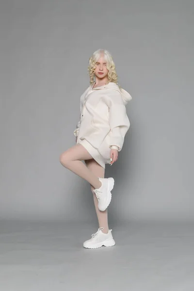 Vacker Albinoflicka Med Vit Hud Naturliga Läppar Och Vitt Lockigt — Stockfoto