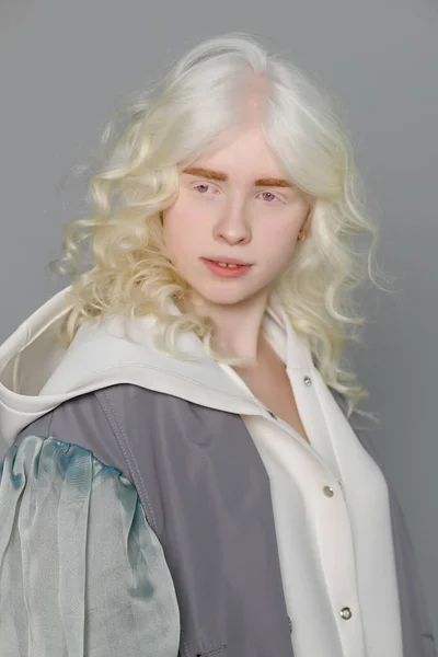 Piękna Dziewczyna Albinos Białą Skórą Naturalne Usta Białe Kręcone Włosy — Zdjęcie stockowe