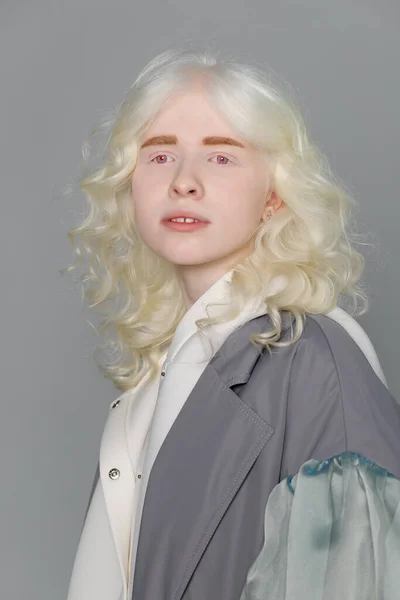 Piękna Dziewczyna Albinos Białą Skórą Naturalne Usta Białe Kręcone Włosy — Zdjęcie stockowe