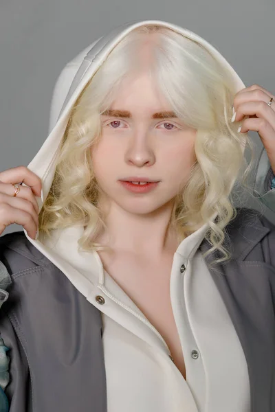 白い肌の美しいアルビノの女の子 自然な唇とスタイリッシュな白いセーターを着て白い巻き毛 閉じる写真 コピースペース 美しさ ファッション ブロンドの女の子 — ストック写真