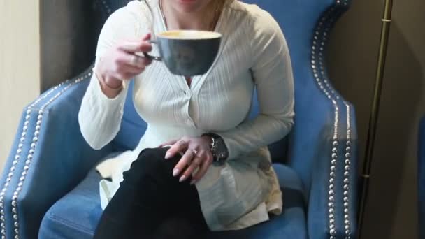 Hermosa Mujer Pensativa Tomando Café Cafetería Media Cara Retrato Beber — Vídeos de Stock