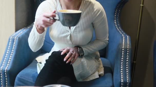 カフェでコーヒーを飲んでいる美しい思慮深い女性 コーヒーを飲む若い女性の半分の顔の肖像画 — ストック動画