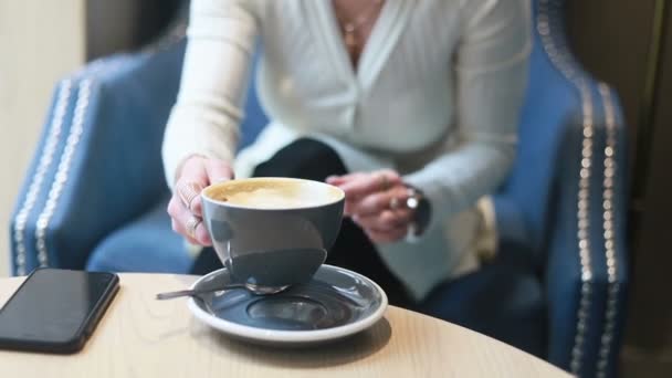 Красивая Заботливая Женщина Пьет Кофе Кафе Портрет Полулица Пьющей Кофе — стоковое видео