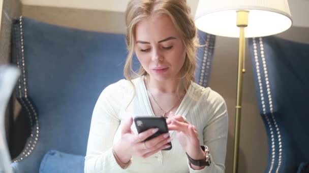 Retrato Una Mujer Caucásica Bastante Joven Usando Teléfono Cafetería Sonriendo — Vídeos de Stock