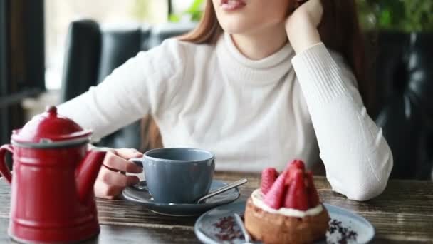 Morgentee Mit Gadgets Der Schönen Frau Café Nahaufnahme Angenehmes Gesicht — Stockvideo