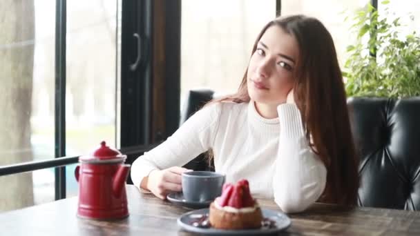 Mañana Con Los Aparatos Mujer Hermosa Cafetería Cerca Cara Agradable — Vídeos de Stock