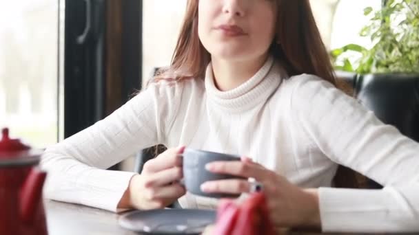 Ochtendthee Met Gadgets Van Mooie Vrouw Cafe Close Aangenaam Gezicht — Stockvideo