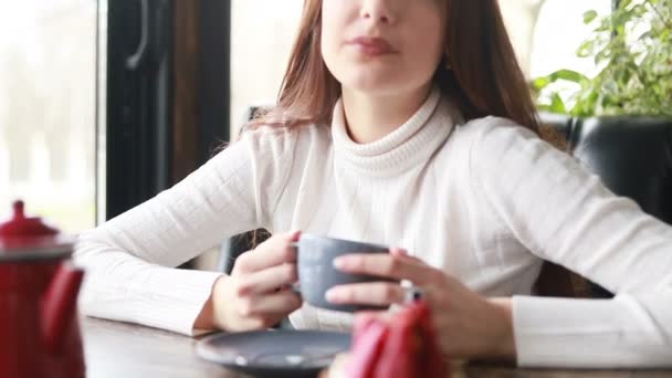 Chá Manhã Com Gadgets Mulher Bonita Café Feche Cara Agradável — Vídeo de Stock