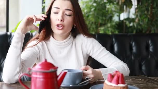 Retrato Muito Jovem Caucasiano Mulher Usando Telefone Café Sorrindo Rolar — Vídeo de Stock